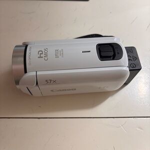 Canon Silver and White HD CMOS VIXIA R600 w/ Bag and Charger. PERFECT CONDITION